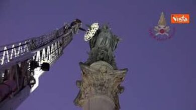 Il tradizionale omaggio dei Vigili del Fuoco alla Madonna a piazza di Spagna con la corona di fiori