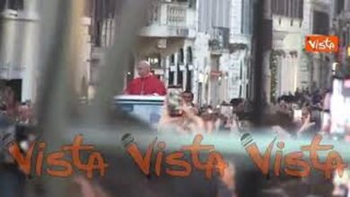 Papa Leone XIV lascia Piazza Mignanello in papamobile dopo l’omaggio all’Immacolata