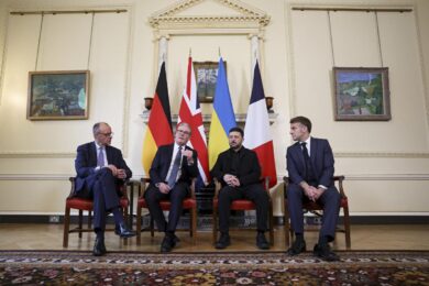 Zelensky a Londra: “Sul Donbass nessun accordo tra Usa, Russia e Kiev”. Mosca: “L’Ue ascolti Trump e salvi l’Europa”