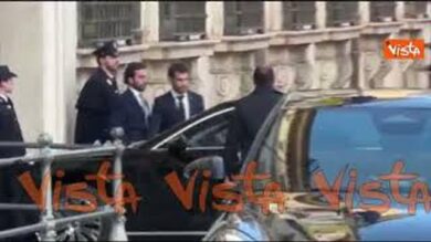 Zelensky arriva a Palazzo Chigi, in piazza gridano “Slava Ucraini”
