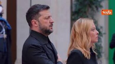 Zelensky canta inno ucraino durante onori militari a Palazzo Chigi con Giorgia Meloni