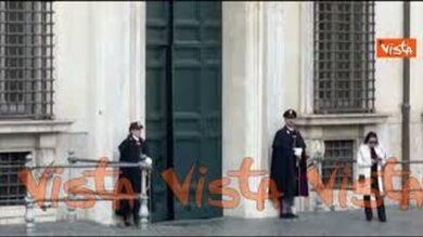 Il portone di Palazzo Chigi viene accostato dopo l’arrivo di Zelensky