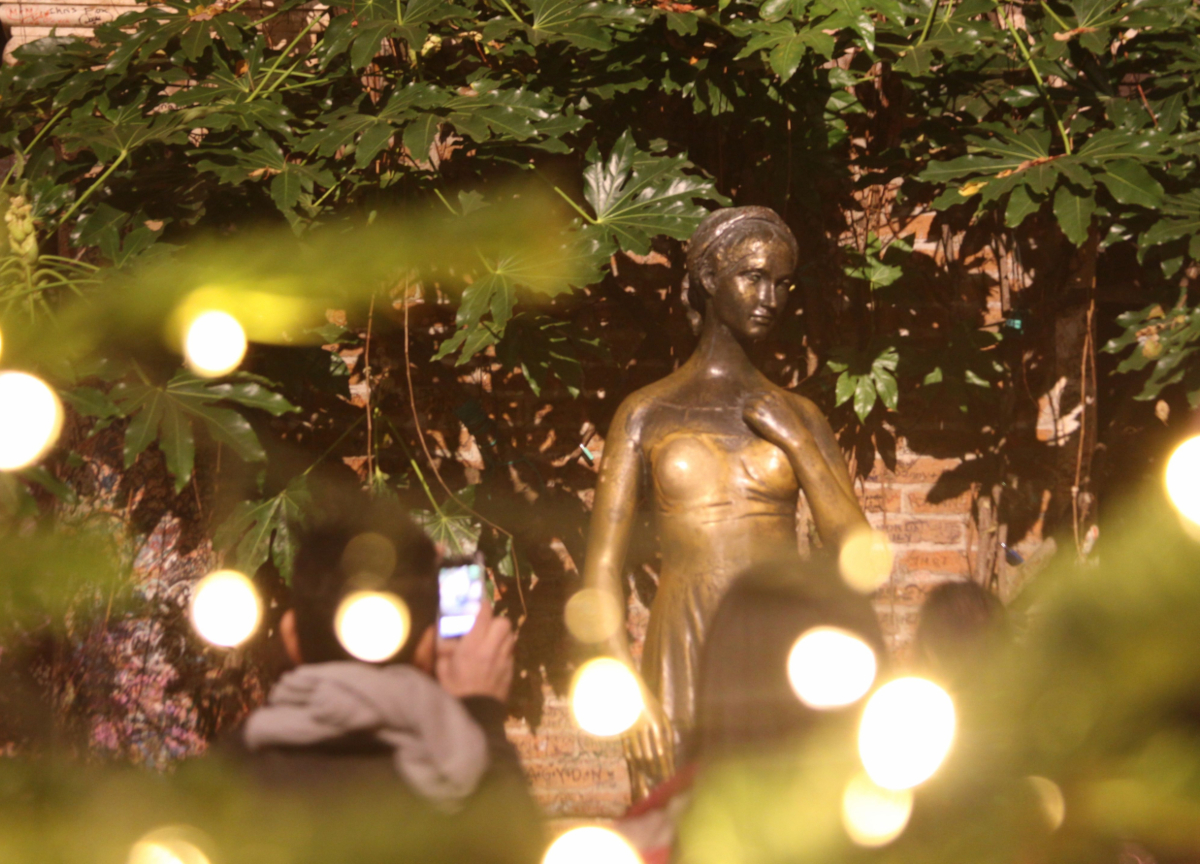 Verona, toccare il seno di Giulietta non sarà più gratis. Bufera per il ticket (e a numero chiuso) al cortile degli innamorati Verona, toccare il seno di Giulietta non sarà più gratis. Bufera per il ticket (e a numero chiuso) al cortile degli innamorati