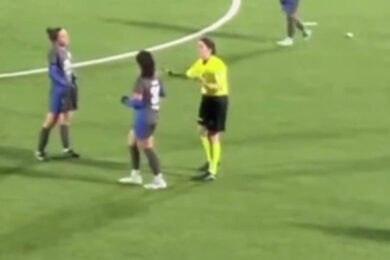 Insulti all’arbitra durante la partita di calcio femminile, ma il pubblico non ci sta. VIDEO