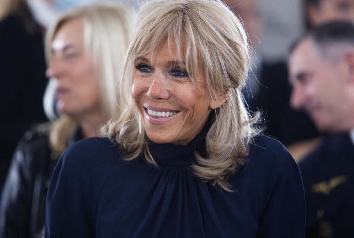 Brigitte Macron perde le staffe contro un gruppo di femministe: “Brutte stronze”. E in Francia monta la polemica Brigitte Macron perde le staffe contro un gruppo di femministe: “Brutte stronze”. E in Francia monta la polemica