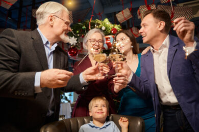 Il Natale 2025 sarà a rate, gli italiani si indebitano per andare in vacanza. Boom del micro-credito. E il conto…