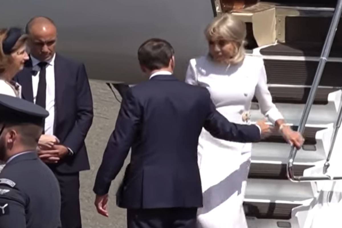 Brigitte Macron perde le staffe contro un gruppo di femministe: “Brutte stronze”. E in Francia monta la polemica Brigitte Macron perde le staffe contro un gruppo di femministe: “Brutte stronze”. E in Francia monta la polemica