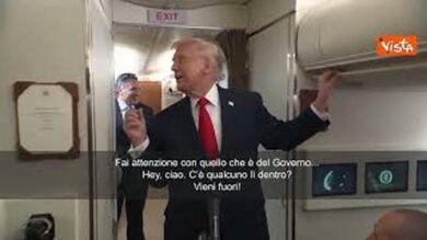 Trump bussa alla porta del bagno sull’Air Force One: “C’è qualcuno lì dentro? Vieni fuori”