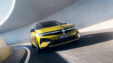 Opel Astra si rinnova: logo illuminato e 454 km di autonomia elettrica
