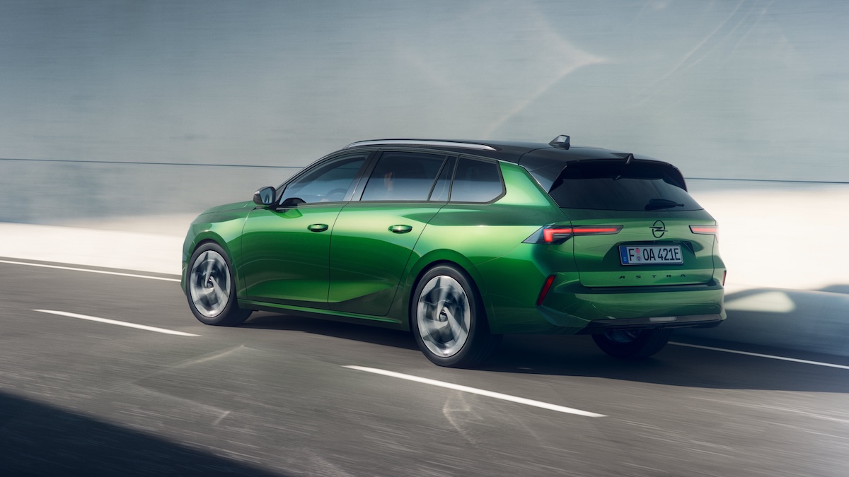 Opel Astra si rinnova: logo illuminato e 454 km di autonomia elettrica Opel Astra si rinnova: logo illuminato e 454 km di autonomia elettrica