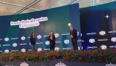 Atreju, tutti in piedi per Beppe Vessicchio. La figlia Alessia ritira il premio alla carriera: “Mio padre è stato l’uomo di tutti”