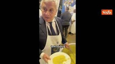 Tajani serve il risotto a festa Ambasciata Nuova Delhi per cucina italiana patrimonio Unesco