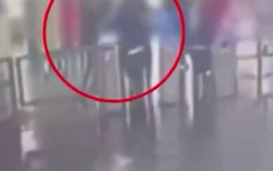 Milano, il video del 15enne che insegue e aggredisce un coetaneo per derubarlo alla M1 di Inganni