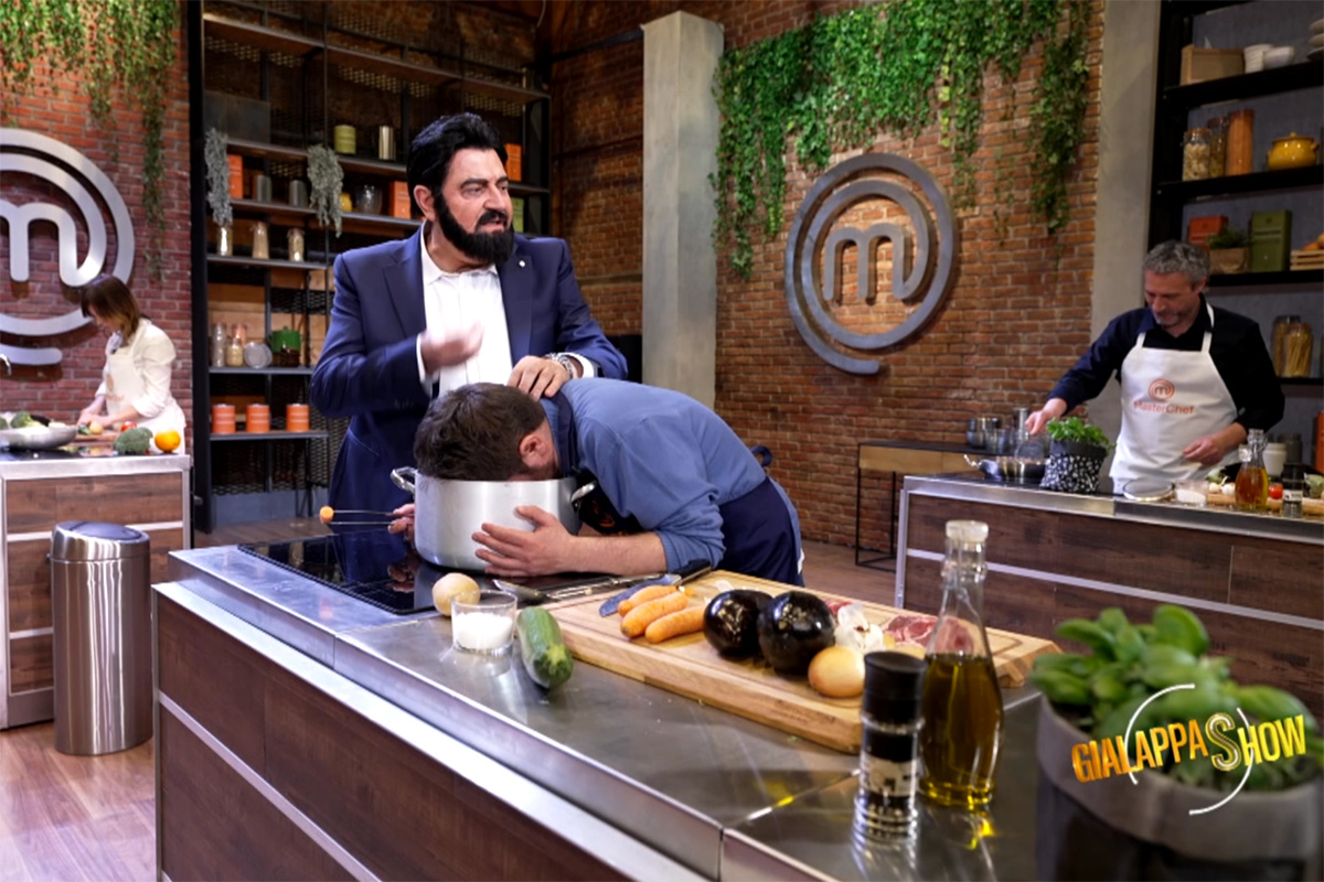 Barbieri, Cannavacciuolo e Locatelli show: ‘Pizza o lasagna?’ Inter, Napoli e Milan, lo scudetto ‘passa’ da Masterchef. E l’imitazione by Max Giusti ad Antonino… – L’intervista ad Affaritaliani Barbieri, Cannavacciuolo e Locatelli show: ‘Pizza o lasagna?’ Inter, Napoli e Milan, lo scudetto ‘passa’ da Masterchef. E l’imitazione by Max Giusti ad Antonino… – L’intervista ad Affaritaliani