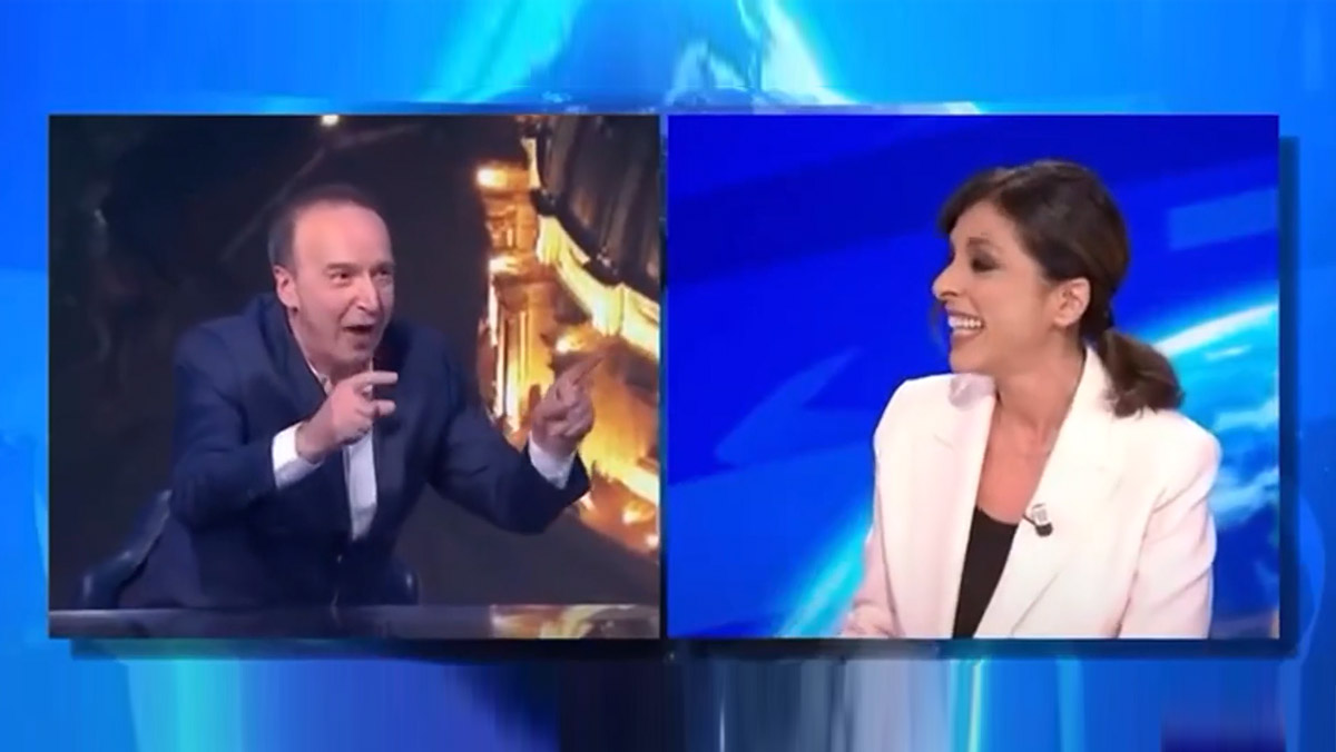 Benigni al Tg1 saluta il Papa sbagliato. E la reazione in studio non passa inosservata Benigni al Tg1 saluta il Papa sbagliato. E la reazione in studio non passa inosservata