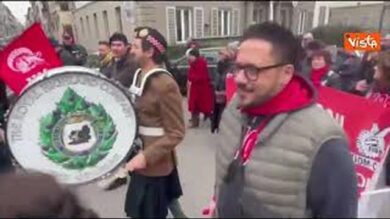 Kilt scozzesi e suono di cornamuse al corteo Cgil a Firenze per lo sciopero generale