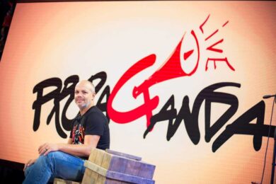 Propaganda Live, ospiti stasera: Zoro chiude il 2025 con un musicista italiano che ha vinto il premio Oscar