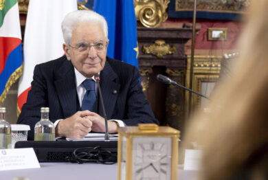 Mattarella: ​”Non può evocare la pace chi muove la guerra. Minacciare l’arma nucleare è un crimine contro l’umanità”