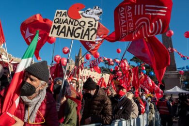 Sciopero, si salvi chi può. Tutto fermo, dai treni alla scuola. Milano, Roma, Napoli: tutte le fasce di garanzia