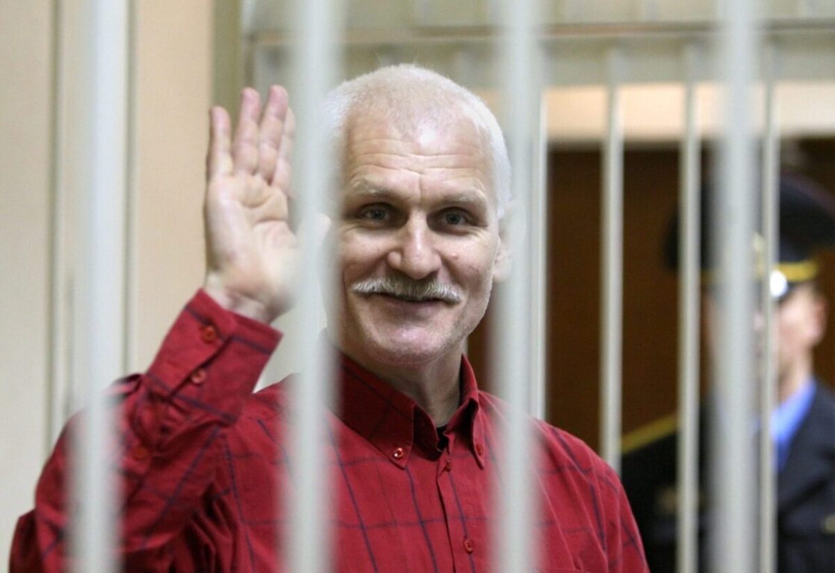 Bielorussia, scarcerati 123 detenuti politici: fra loro anche il premio Nobel Bialiatsky. “In cambio Trump ha tolto le sanzioni sul potassio” Bielorussia, scarcerati 123 detenuti politici: fra loro anche il premio Nobel Bialiatsky. “In cambio Trump ha tolto le sanzioni sul potassio”