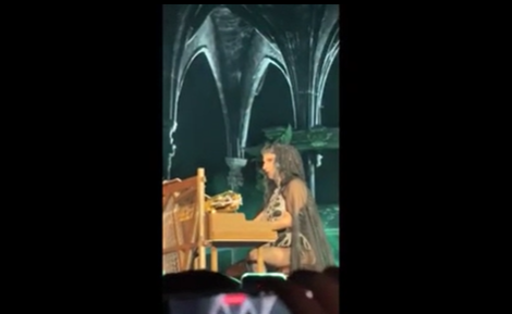 Attimi di paura al concerto di Lady Gaga, lo stop improvviso davanti a migliaia di fan: “Ho un attacco fortissimo” Attimi di paura al concerto di Lady Gaga, lo stop improvviso davanti a migliaia di fan: “Ho un attacco fortissimo”