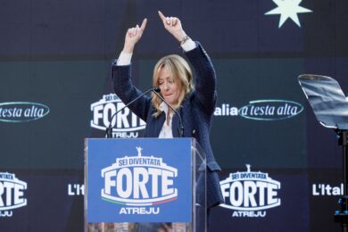 Meloni show: “Schlein scappa dal confronto. Regionali? Finite 3 a 3”. E annuncia un nuovo piano casa, di cosa si tratta