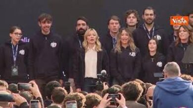 Meloni sul palco di Atreju con la felpa dei volontari canta l’Inno di Mameli