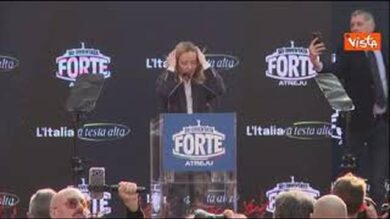 Meloni balla e saltella sul palco di Atreju sul coro “Giorgia, Giorgia”