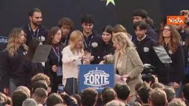 “Sto a morì”, il fuori onda di Giorgia Meloni dopo 1 ora di discorso ad Atreju