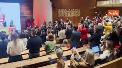 L’applauso per la segretaria Schlein all’assemblea del Pd