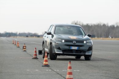 C5 Aircross sfida le finaliste Car Of The Year 2026 sulla pista di Balocco