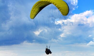 Tragedia in Sardegna, 51enne si schianta a terra con il paracadute dopo una manovra sbagliata