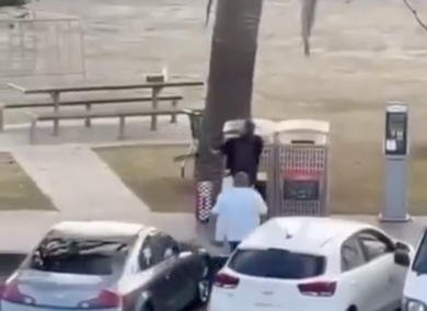 Sparatoria in Australia, un uomo attacca e disarma uno degli attentatori. Il video choc