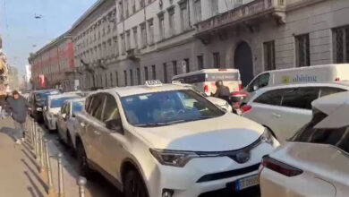 Tassisti in protesta a Milano: corteo in centro “contro l’abusivismo degli Ncc”. VIDEO