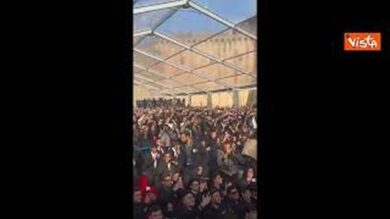 Meloni sale sul palco di Atreju e lancia baci al pubblico che grida “Giorgia, Giorgia”