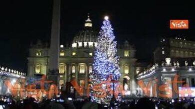 L’accensione dell’albero di Natale e l’inaugurazione del presepe a Piazza San Pietro
