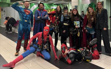 Batman, Spiderman e gli altri supereroi fanno visita ai bambini all’ospedale Buzzi di Milano