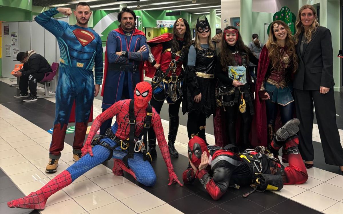 Batman, Spiderman e gli altri supereroi fanno visita ai bambini all’ospedale Buzzi di Milano Batman, Spiderman e gli altri supereroi fanno visita ai bambini all’ospedale Buzzi di Milano