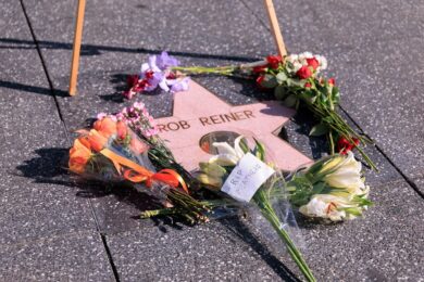 Omicidio Reiner, le ultime ore di Nick: check-in in hotel alle 4 del mattino e una stanza “piena di sangue”