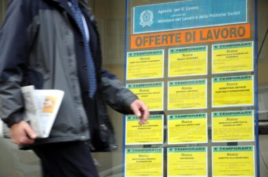Lavoro in Italia sempre più senior: boom degli over 50, giovani assenti e PMI del Centro e Sud senza ricambio generazionale