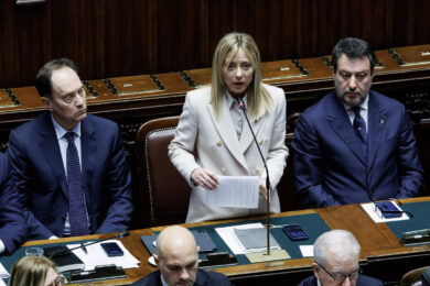 Meloni: “L’Italia non invierà soldati in Ucraina”. Poi la provocazione di Schlein: “Salvini è vicepremier o portavoce di Mosca?”. Il botta e risposta