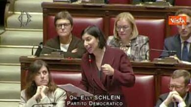 Schlein in Aula legge letterina di Natale a Giorgia Meloni: “Realtà italiani sempre più dura”