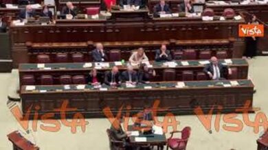 Meloni prende appunti durante intervento Conte in Aula alla Camera