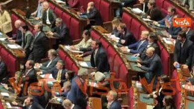 Deputati FdI abbracciano Bignami, dai banchi Pd gridano “Fuori, fuori”