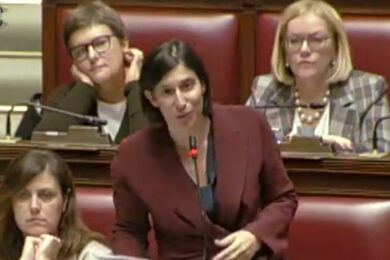 Schlein in Aula legge letterina di Natale a Giorgia Meloni: “Realtà italiani sempre più dura