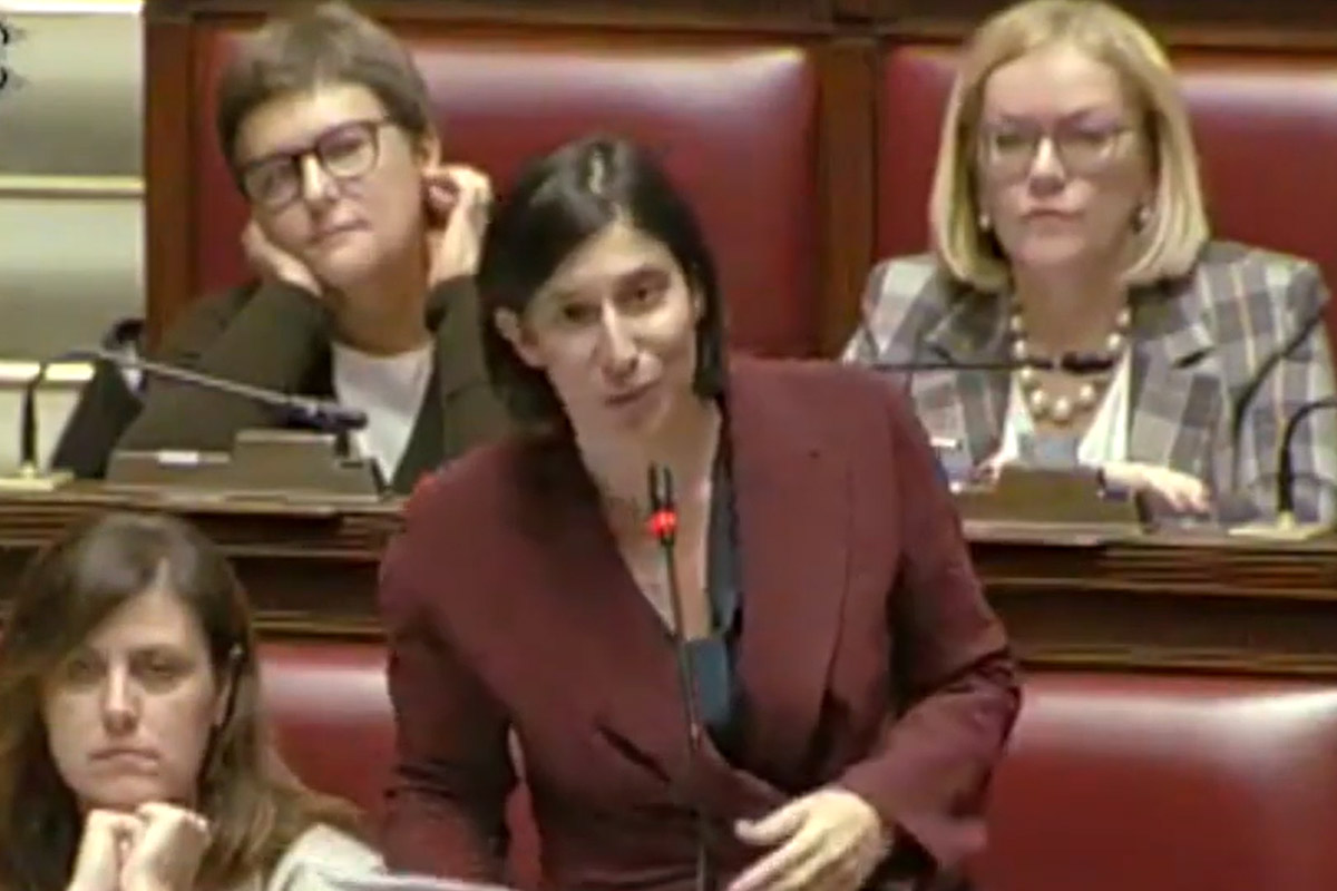 Schlein in Aula legge letterina di Natale a Giorgia Meloni: “Realtà italiani sempre più dura Schlein in Aula legge letterina di Natale a Giorgia Meloni: “Realtà italiani sempre più dura