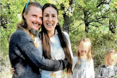 Famiglia nel bosco, i servizi sociali: “I bimbi hanno paura della doccia e si lavano senza il sapone”