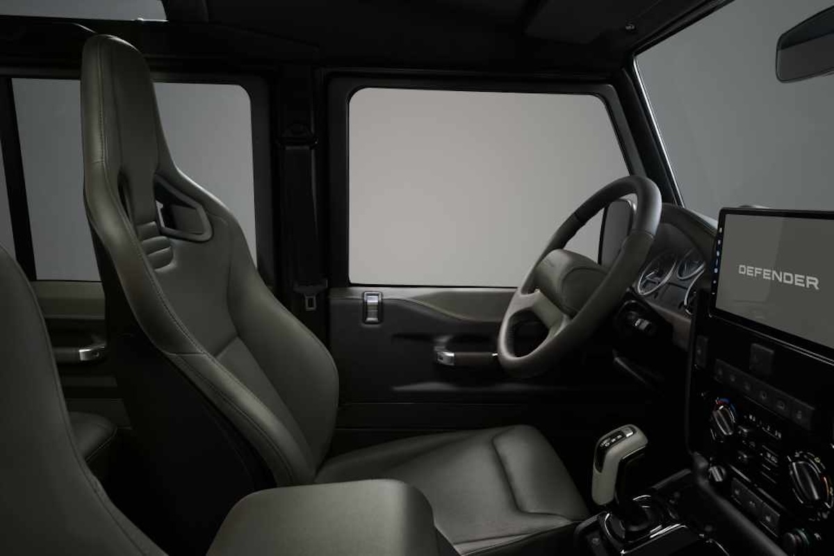 Land Rover Classic Defender V8: il mito si veste come la OCTA Land Rover Classic Defender V8: il mito si veste come la OCTA