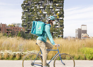 Milano, dieci anni di Deliveroo: il poke è il cibo più ordinato del 2025