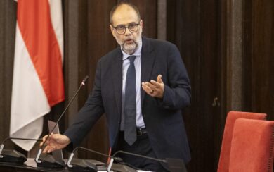 Che senso ha fare l’assessore se ti accusano di omicidio?